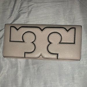 ⭐️Authentic ⭐️ Tory Burch serif clutch
